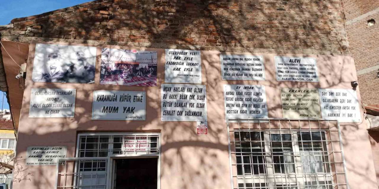 Dükkânının Duvarına Astığı Güzel Sözler Görenlerin Beğenisini Kazandı