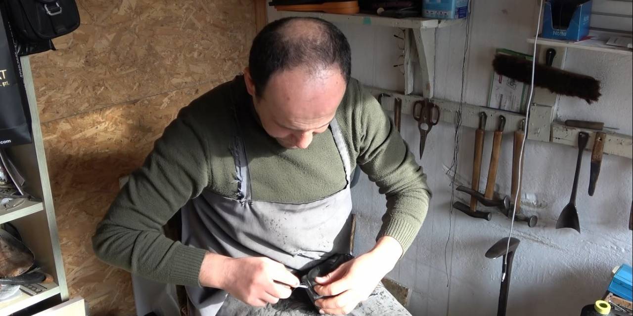 5 Metrekarelik Dükkanda Dede Mirası Mesleğini Sürdürüyor