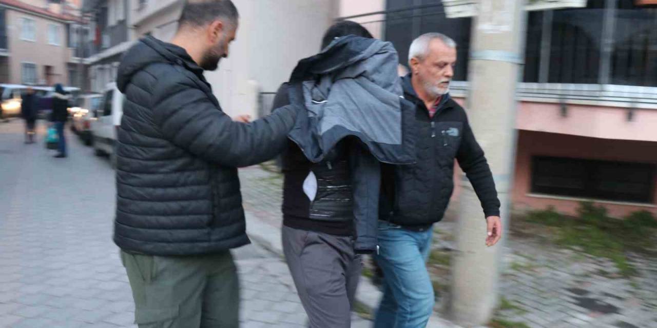 Aranan Şahıs Kapısında Polisi Görünce Çatıdan Kaçmaya Çalıştı