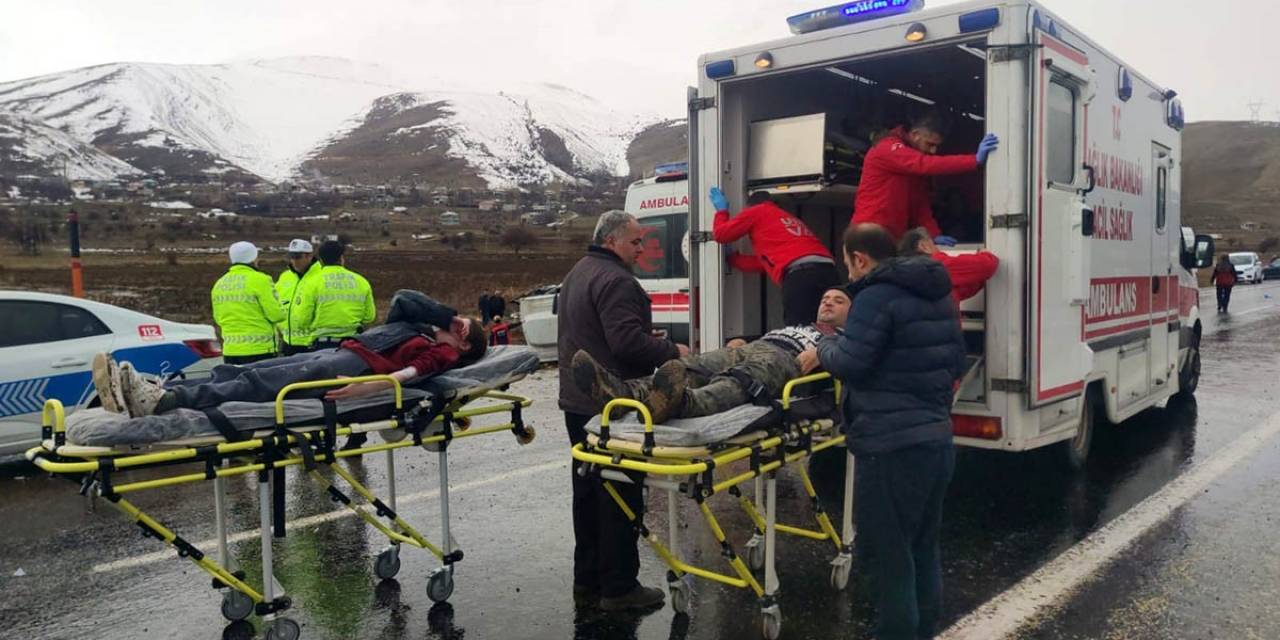 Yolcu Midibüsü Şarampole Devrildi: 20 Yaralı