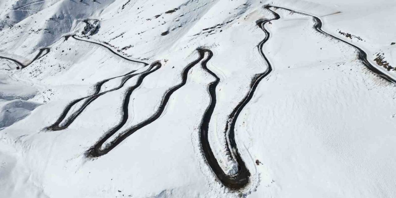 Uludere’de Yılan Gibi Kıvrılarak İlerleyen Yol Kartpostallık Görüntü Oluşturdu