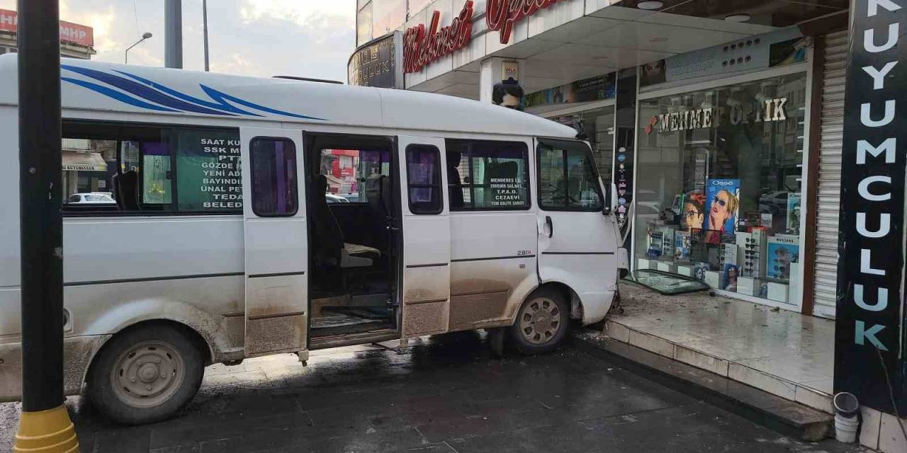 Minibüs İle Kamyonet Çarpıştı: 3 Yaralı