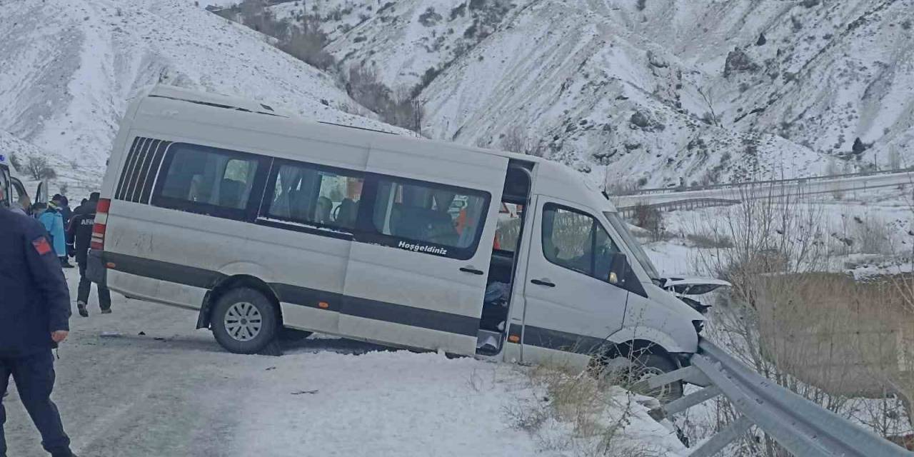 Sivas’ta Minibüs İle Otomobilin Çarpıştı: 26 Yaralı