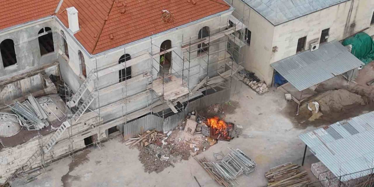 Marmara Üniversitesi Rektörlük Ve Ek Hizmet Binasının Restorasyonu Sırasında Ateş Yaktılar