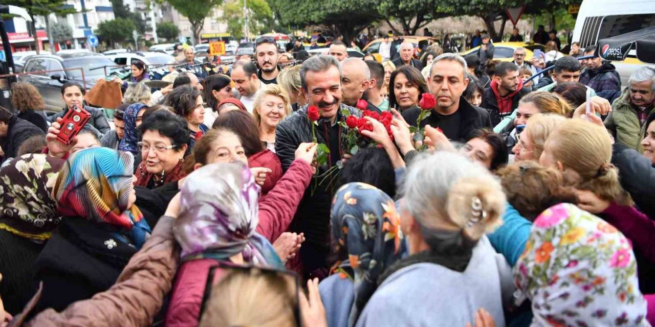 Belediye Başkanı Çetin, Kadınlara Gül Dağıttı