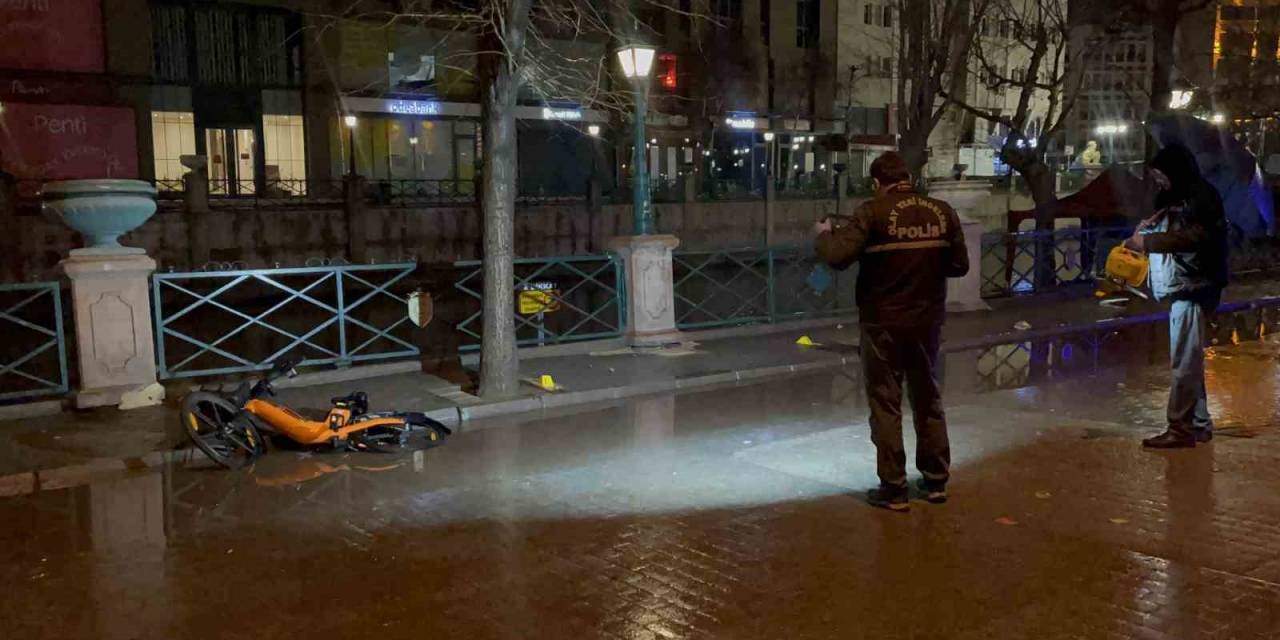 Sokak Ortasında Onlarca Kez Bıçaklanan 36 Yaşındaki Adam Hayatını Kaybetti