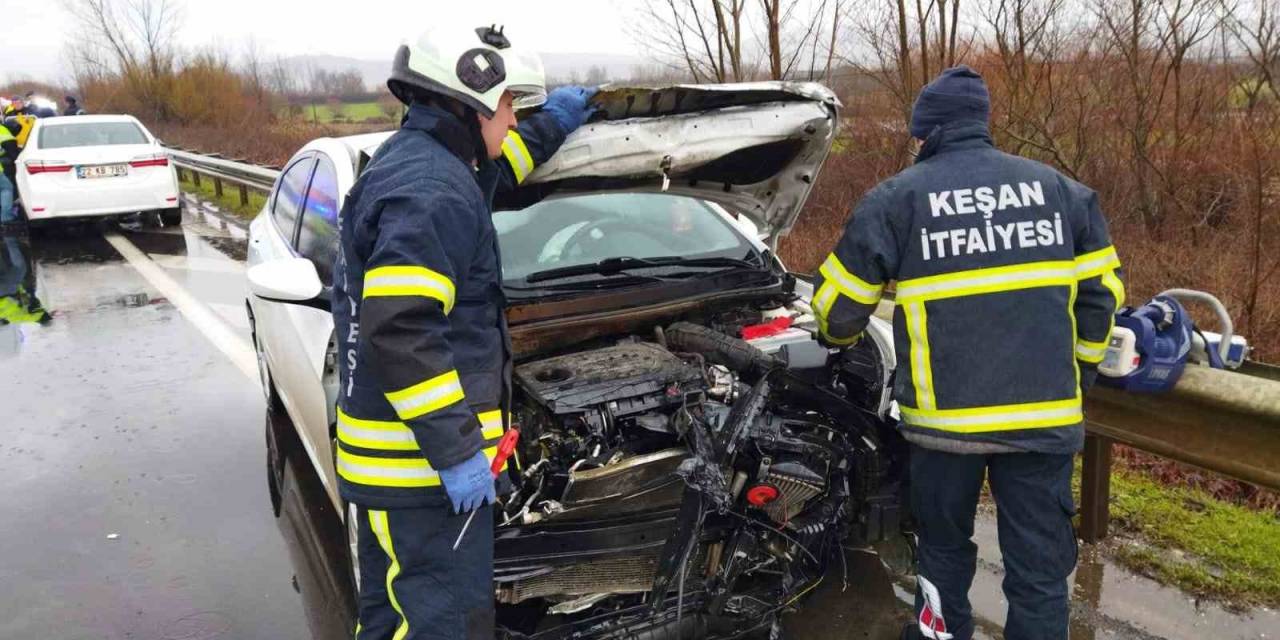 Keşan’da Bariyerlere Çarpan Otomobildeki 4 Kişi Yaralandı