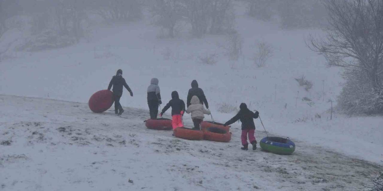 Tatilin Keyfini Kayarak Çıkardılar: Şambrellerle Doyasıya Eğlendiler