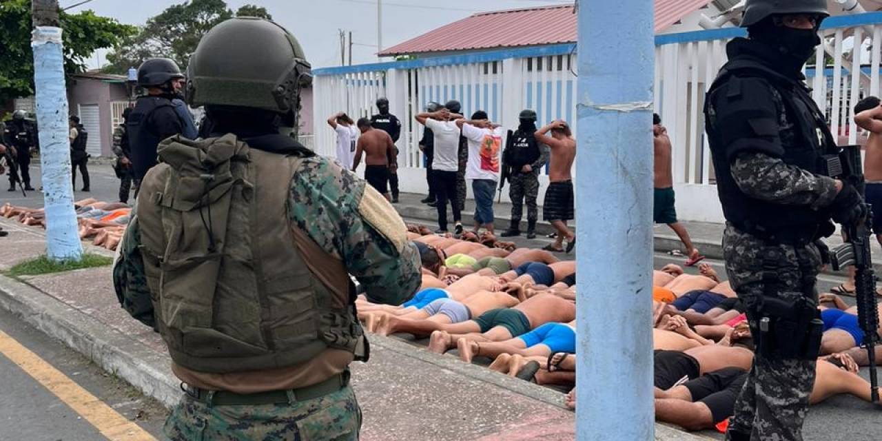 Ekvador’da Hastaneyi Basan Çete Üyeleri Yarı Çıplak Gözaltına Alındı