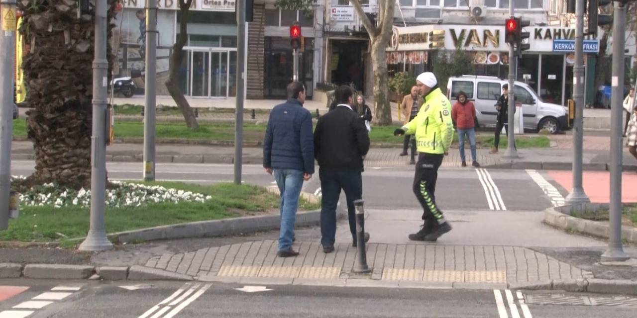 Fatih’te Yayalara Kırmızı Işık Denetimi: 11 Kişiye Toplam 7 Bin 590 Lira Değerinde Ceza Yazıldı