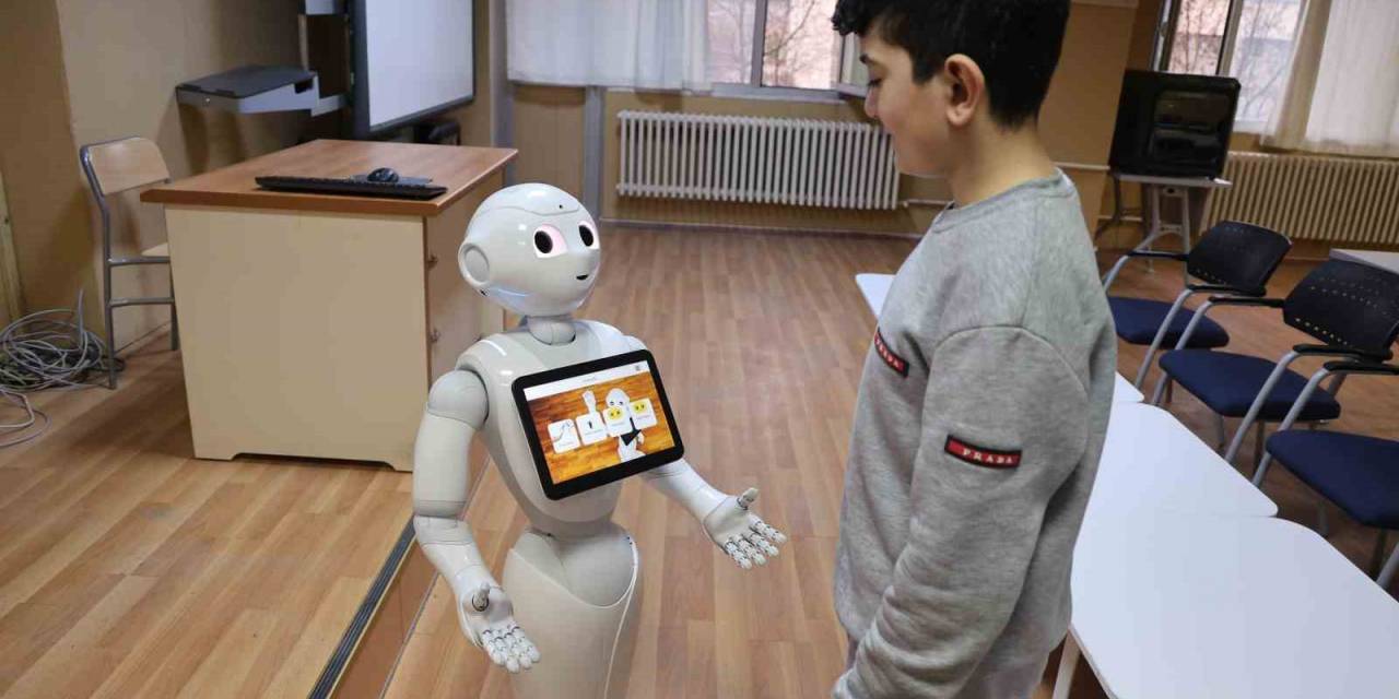 Otizmli Çocuklar İnsansı Robot ’pepper’ İle Öğrenecek