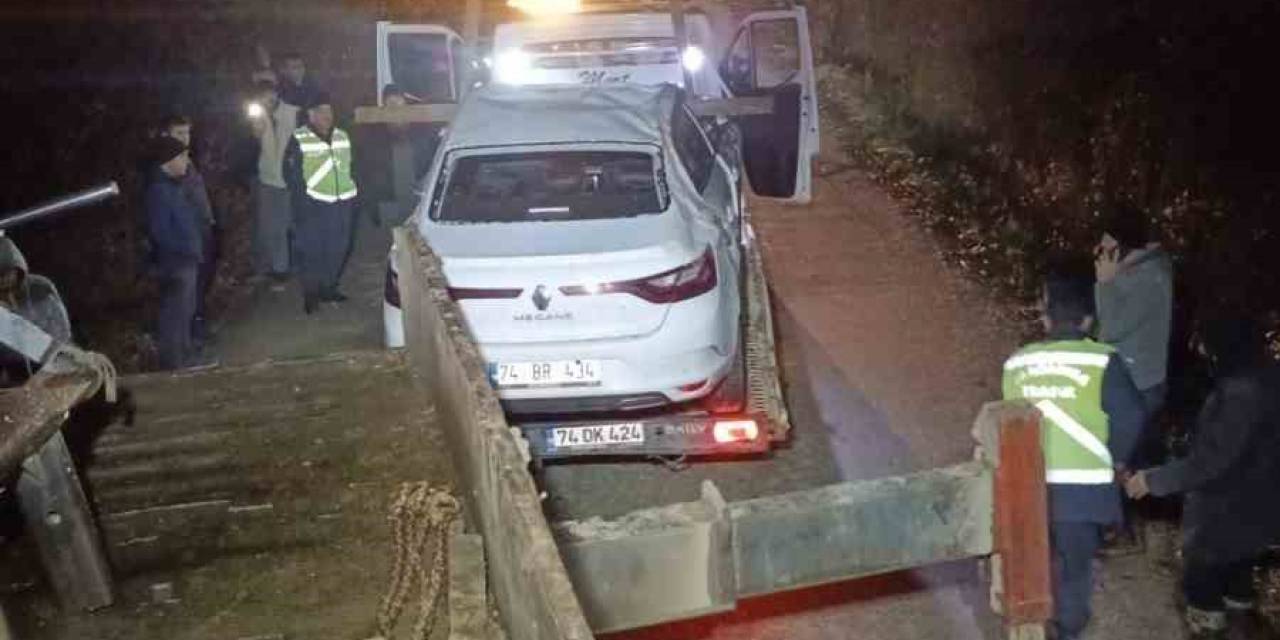 Şarampole Yuvarlanan Otomobilden 2 Genç Burnu Bile Kanmadan Kurtuldu