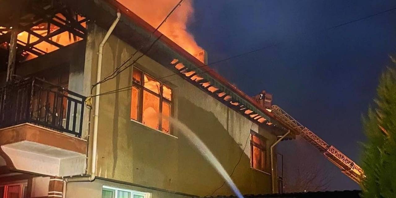 Bacadan Çıkan Yangın Evi Kullanılamaz Hale Getirdi