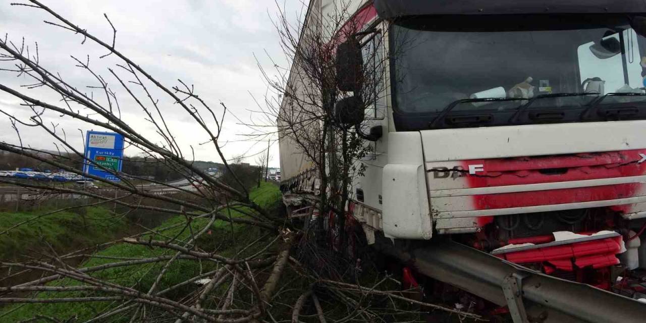 Lastiği Patlayan Tır Emniyet Şeridindeki Otomobile Çarptı
