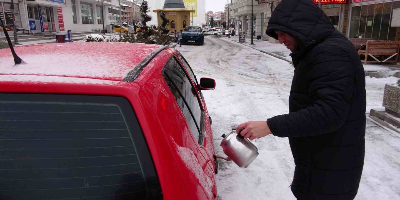 Soğuk Hava Nedeniyle Araçların Kapı Kilitleri Dondu