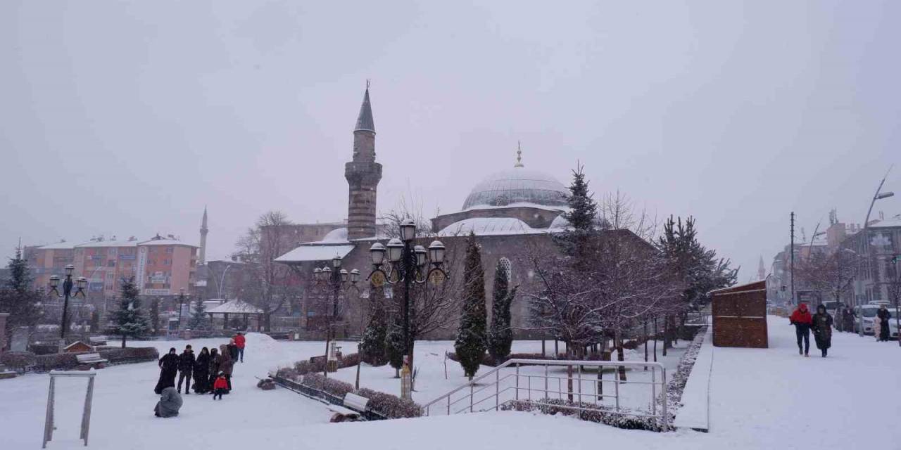Erzurum’da Kar Yağışı Etkili Oluyor, 144 Köy Yolu Kapalı