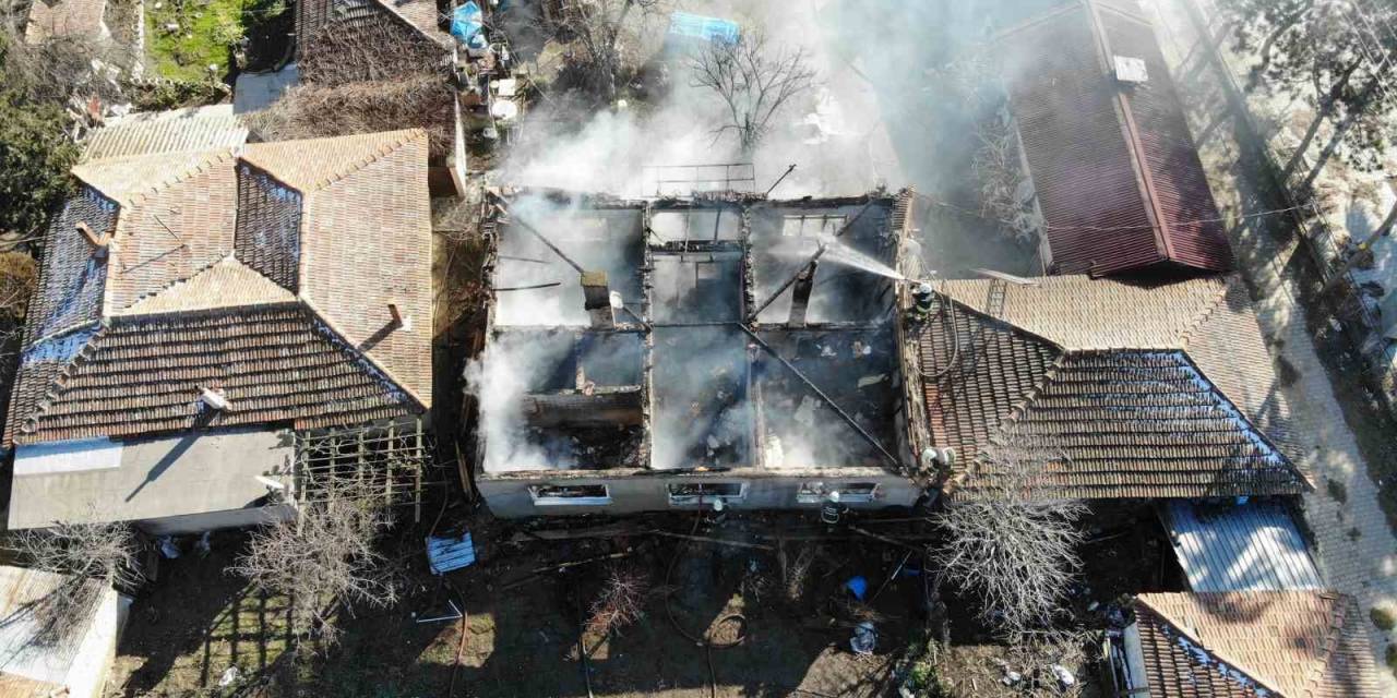 Ocakta Unutulan Süt, Evi Kül Etti: Yaşlı Kadın Gözyaşlarıyla Evinin Yanışını İzledi