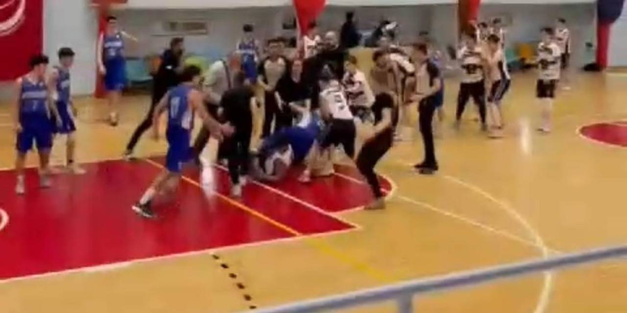 Basketbol Sahası Boks Ringine Döndü..bir Oyuncu Yaralandı...(Düzeltme-tekrar)