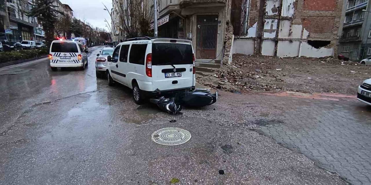 Önce Seyir Halindeki Araca, Ardından Park Halindeki Hafif Ticari Araca Çarptı