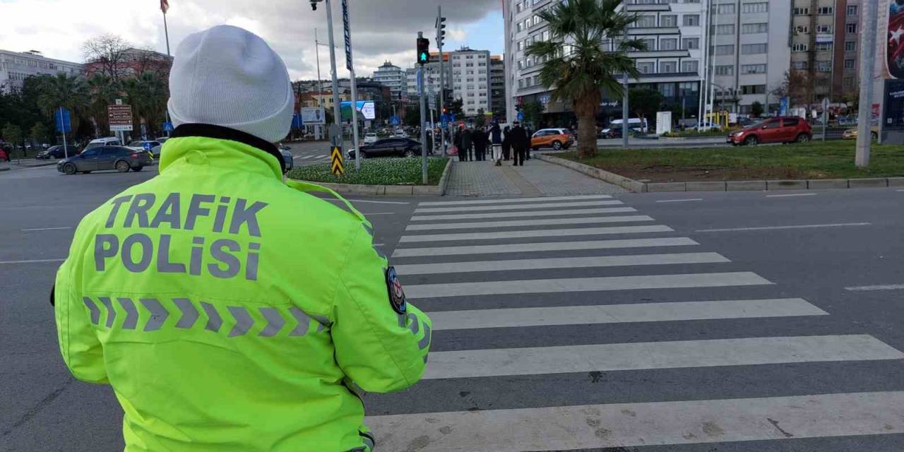Samsun’da Kırmızı Işıkta Geçen 50 Yayaya Toplam 34 Bin 500 Lira Ceza