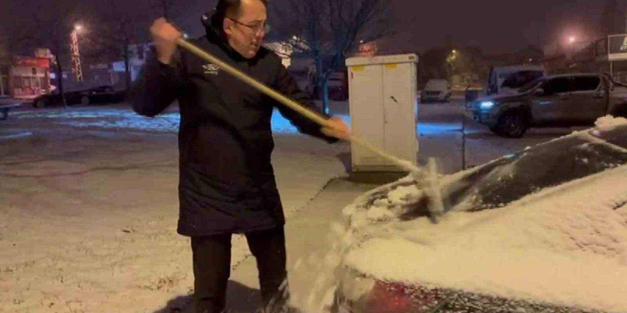 Nevşehir Belediye Başkanı Araçların Kar Temizliğini Yaptı