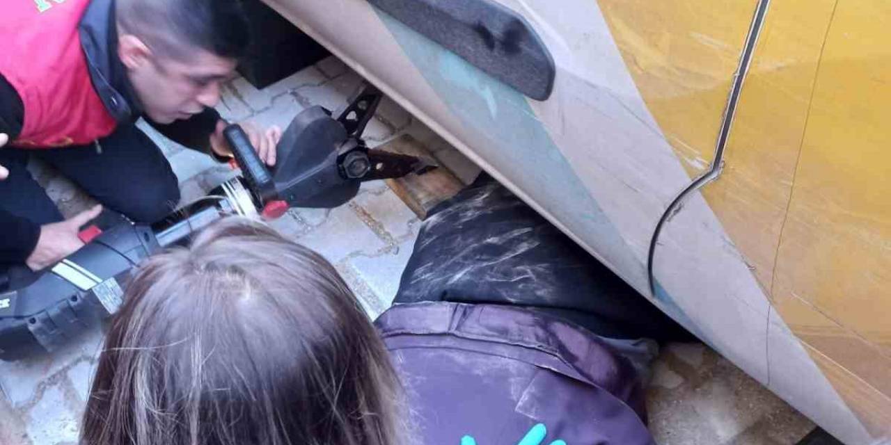 Kargo Dağıtım Aracının Altında Kalan Kadını İtfaiye Kurtardı