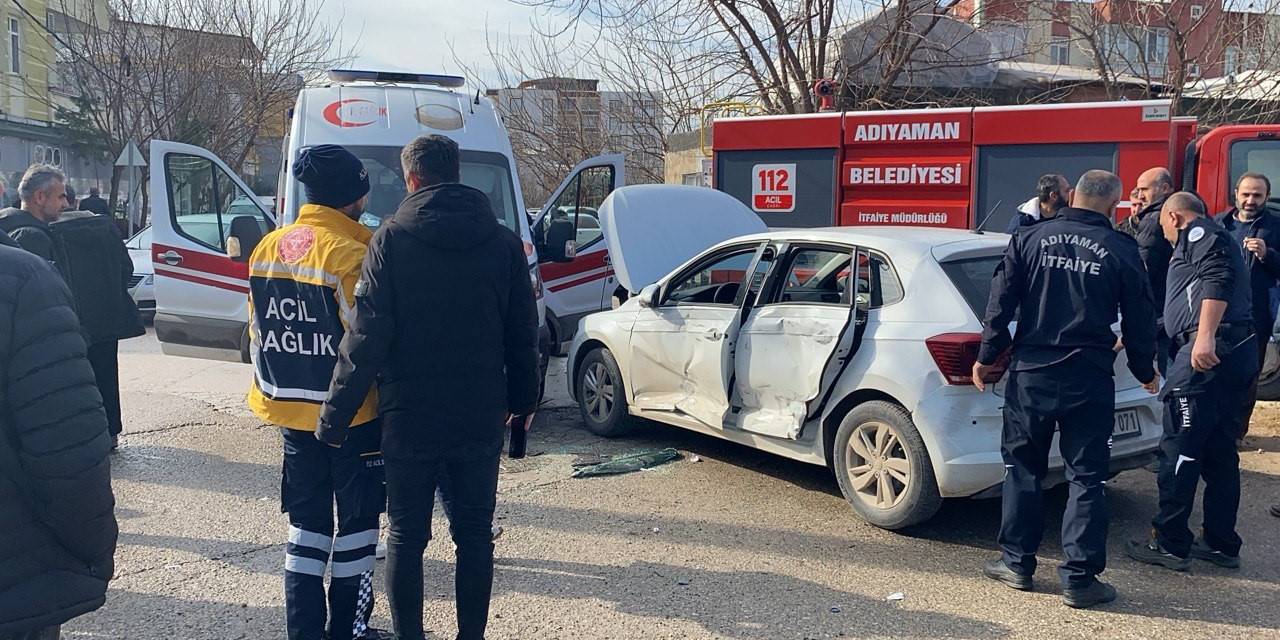 Ambulans İle Otomobil Çarpıştı: 2 Yaralı