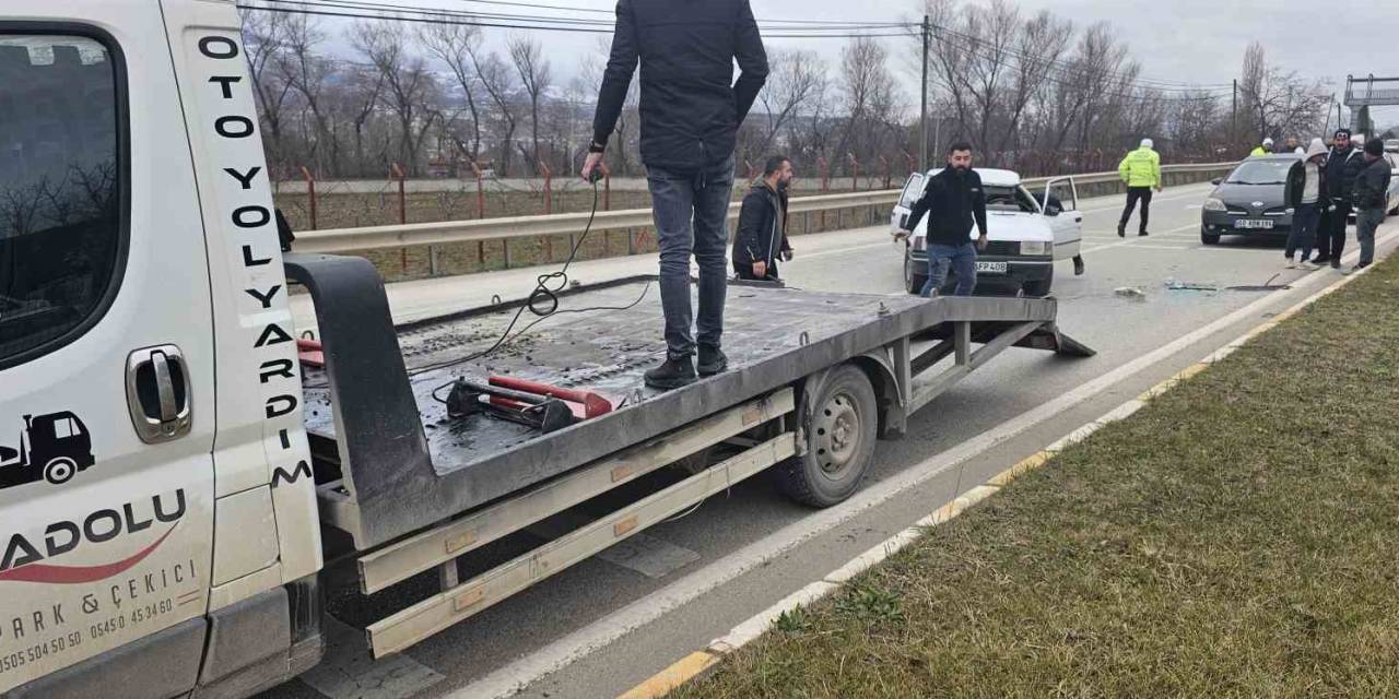 Tokat’ta Takla Atan Otomobil Vatandaşlar Elleriyle Çevirdi
