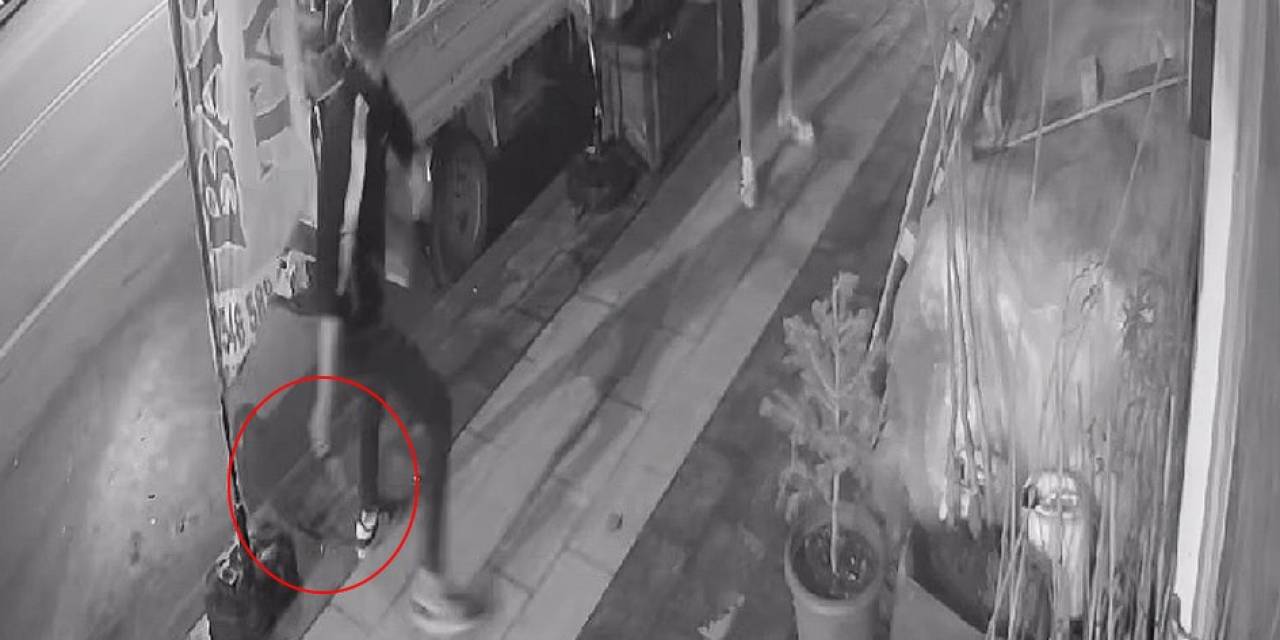 Ellerinde Bıçakla Geldiler, İş Yeri Reklam Afişini Parçalayıp Yollarına Devam Ettiler