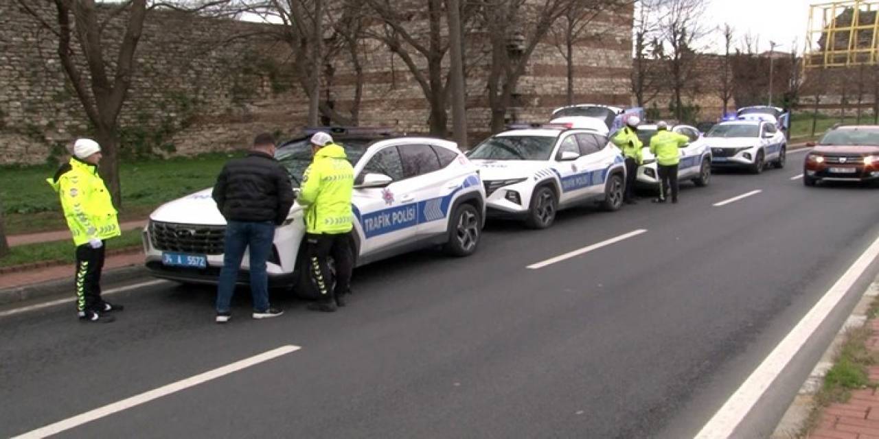 Fatih’te Yayalara Yol Vermeyen Sürücülere Ceza Yazıldı