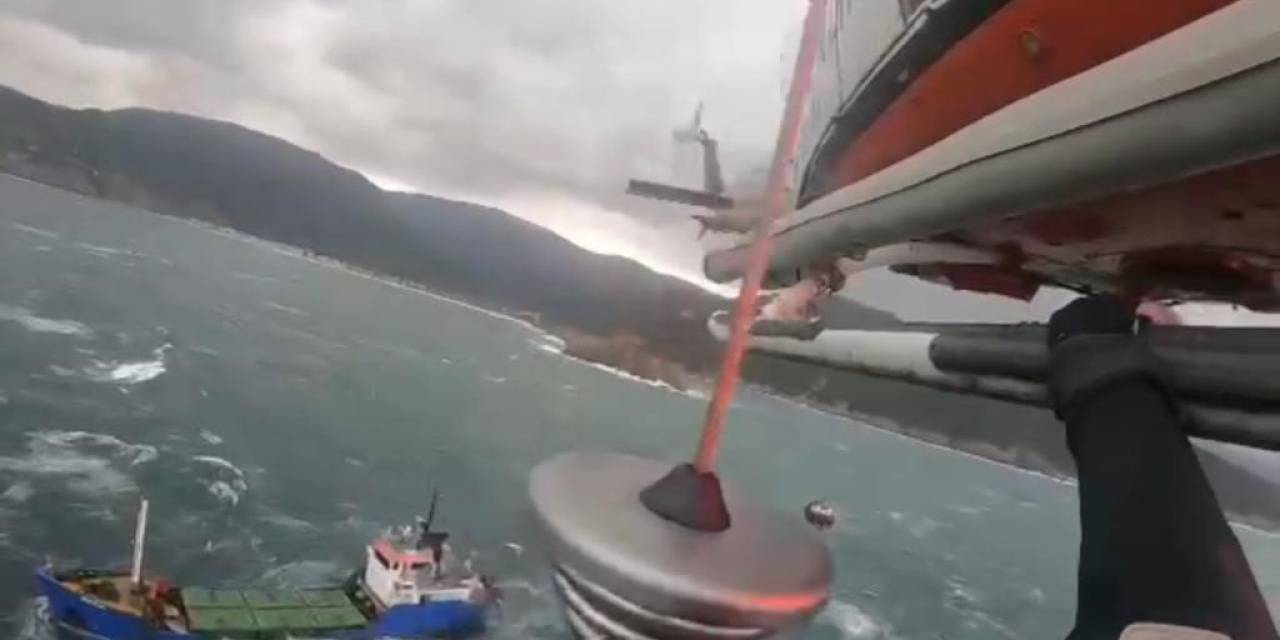 Sürüklenen Geminin Mürettebatı Helikopterle Kurtarıldı