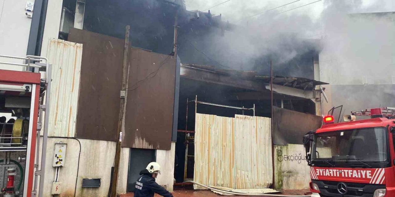 Ataşehir’de 3 İşyeri Alev Alev Yandı