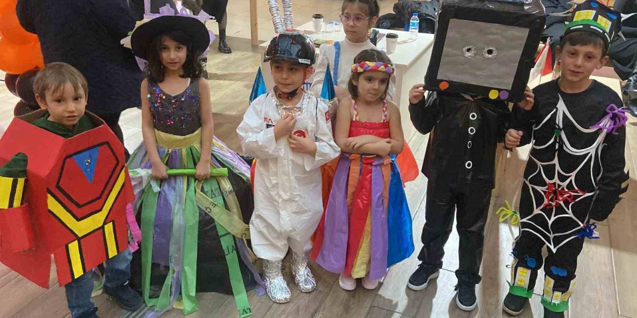 Bu Kostümleri Minikler Geri Dönüşüm Malzemelerinden Üretti