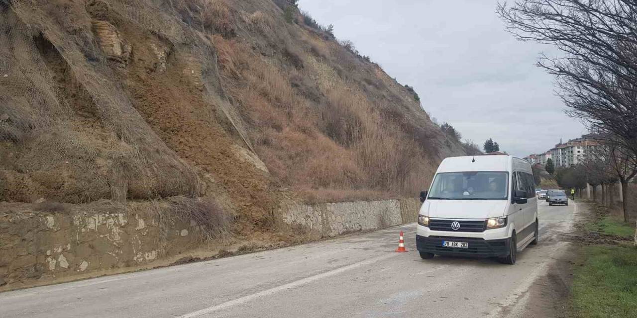 Yağış Sonrası Karayolunda Toprak Kaymaları Yaşanıyor