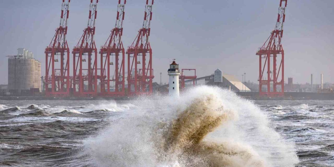 İrlanda’yı Isha Fırtınası Vurdu: 235 Bin Ev Elektriksiz Kaldı