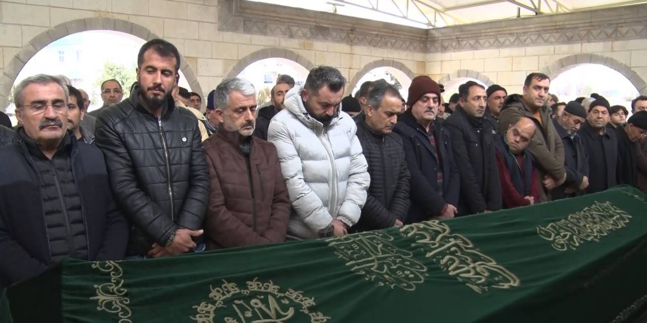 İzmir’deki ‘Laf Atma’ Kavgasında Hayatını Kaybeden Şahıs, Memleketi Elazığ’da Toprağa Verildi