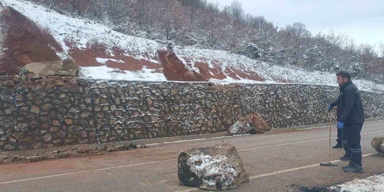 Karayoluna Düşen Kaya Parçaları Trafiği Aksattı