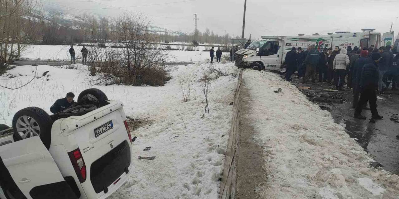 Van’da İki Kamyonet Çarpıştı: 7 Yaralı