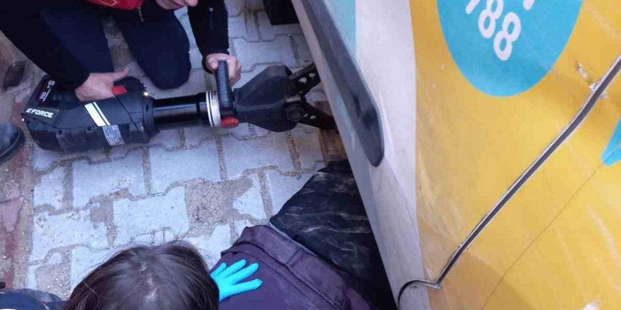 Kargo Dağıtım Aracının Altında Kalan Yaşlı Kadın Hayatını Kaybetti