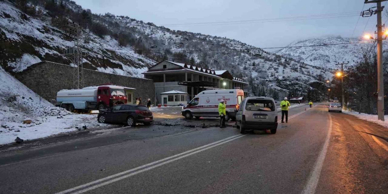 Gümüşhane’de İki Araç Kafa Kafaya Çarpıştı: 4 Yaralı