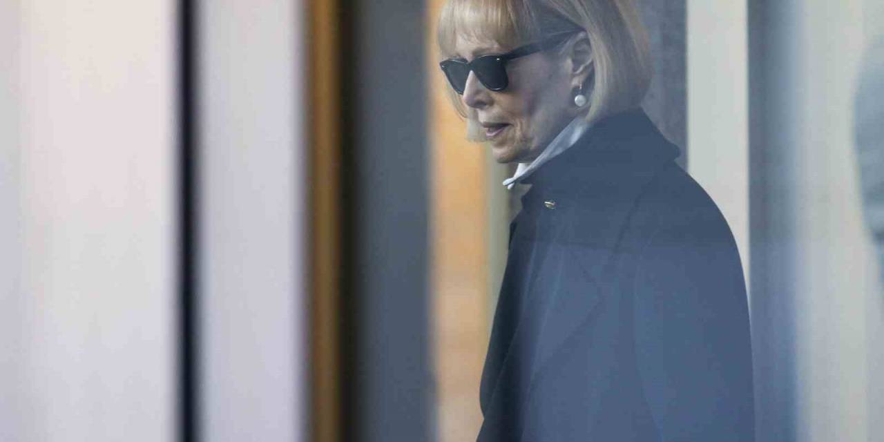 Trump’ın E. Jean Carroll İle Davasında Bugünkü Duruşma Jüri Üyesinin Hastalığı Nedeniyle Ertelendi