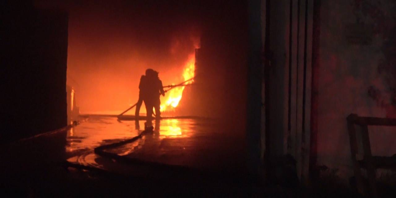 Antalya’da Plastik Kasa Üretimi Yapılan Fabrikadaki Yangın Söndürüldü