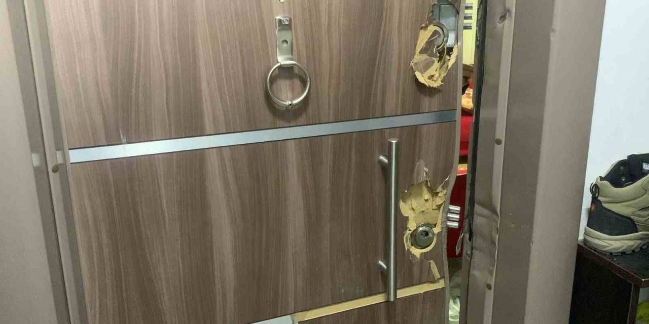 Bileğini Kesip Fotoğrafını Yolladı, Dairenin Kapısı Kırılarak Kurtarıldı