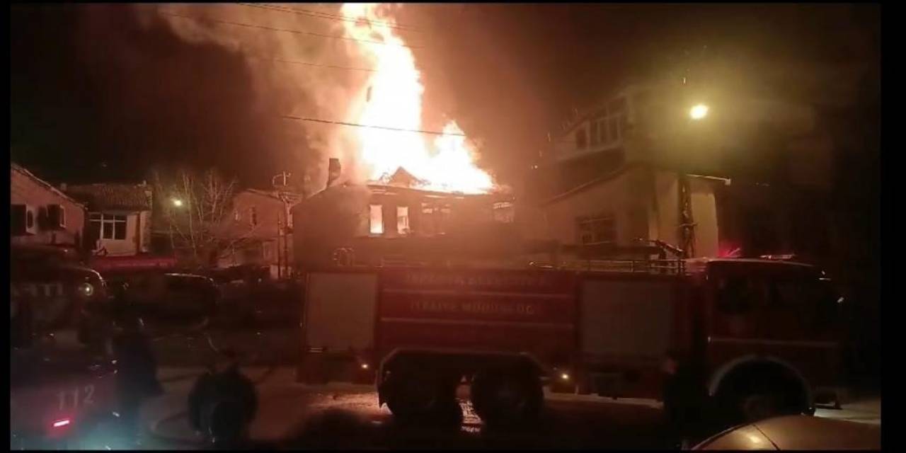 Isparta’da Ev Yangını: Alevler Geceyi Aydınlattı