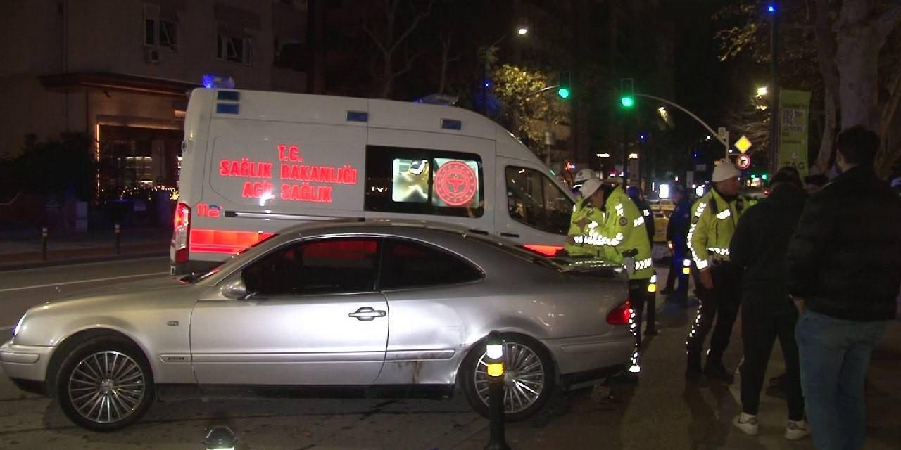 Kadıköy’de 3 Aracın Karıştığı Kazada 2 Kişi Yaralandı