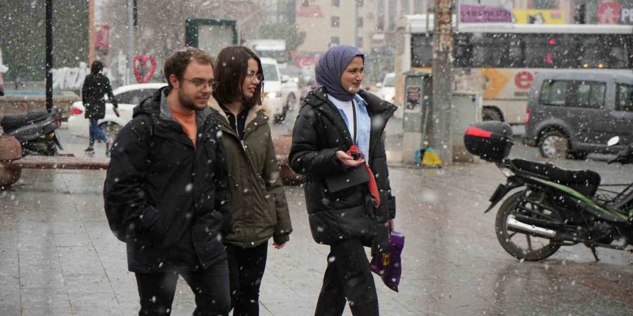 Erzincan’da Kar Yağışı Vatandaşları Sevindirdi