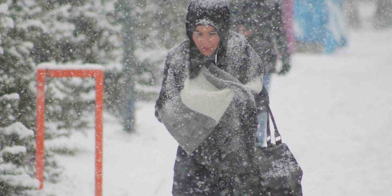 Bayburt’ta Kar Nedeniyle Hamile Ve Engelli Kamu Çalışanlarına 1 Gün İzin Verildi