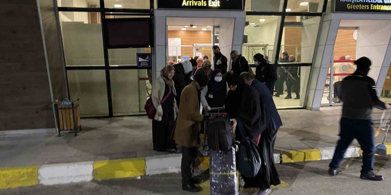 Umre Kafilesini Taşıyan Uçakta Şüpheli Paket Alarmı: Uçak Geri Döndü