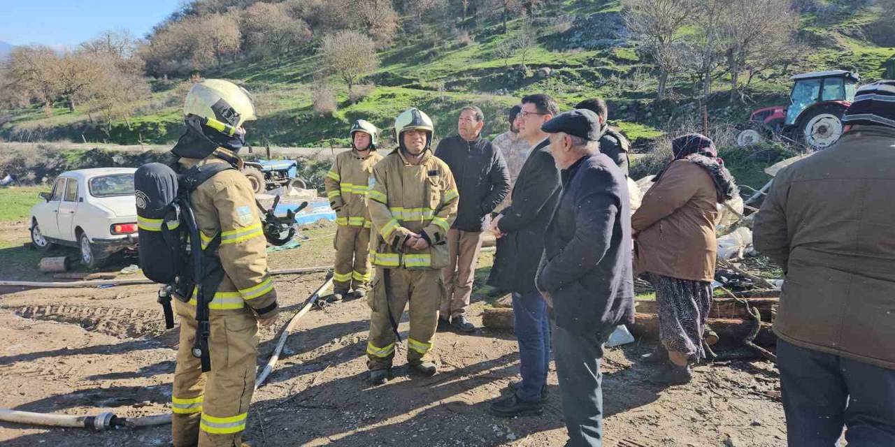 Sındırgı’da Elektrik Kontağı Yüzünden Çıkan Yangın Bir Evi Kül Etti