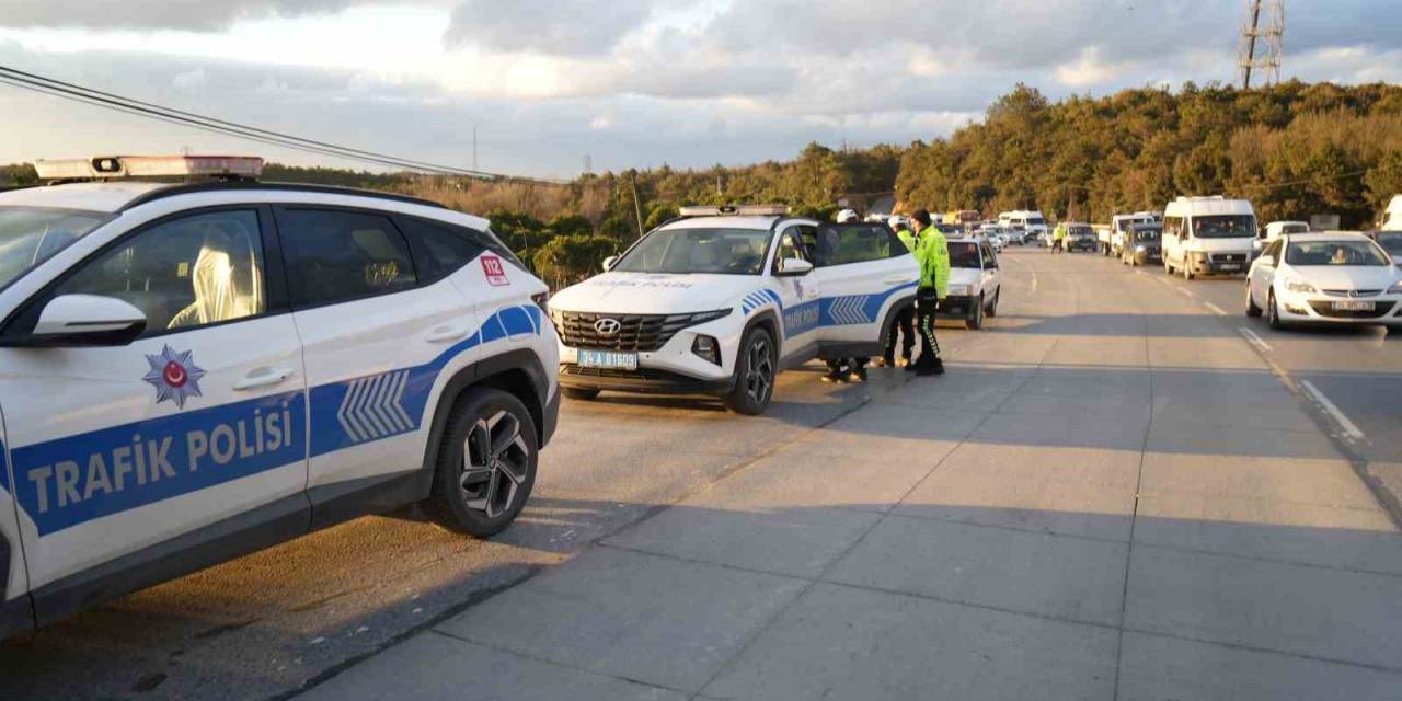 Arnavutköy’de Emniyet Şeridi Uygulamasında Ceza Yiyen Sürücüden Polise İlginç Tepki, “Kuran-ı Kerim Üzerine Yemin Eder Misin?”